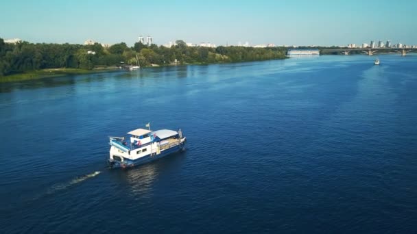 De jacht zeilt op de rivier Drone vliegt rond de Yacht — Stockvideo
