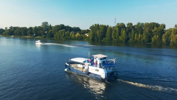 El yate navega en el río Drone vuela alrededor del yate — Vídeos de Stock