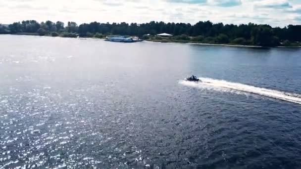Vista aérea superior de andar em uma embarcação. Barco na superfície do rio. Vídeo 4K . — Vídeo de Stock