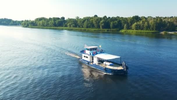 Le yacht vogue sur la rivière Drone vole autour du yacht — Video