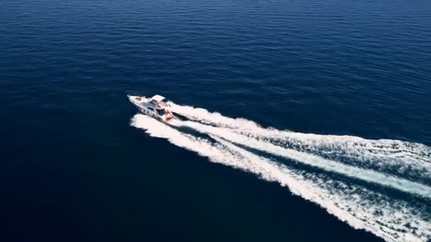 Luksusowy jacht motorowy porusza się na morzu — Wideo stockowe
