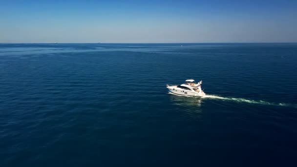 Luxe motorjacht beweegt op zee — Stockvideo