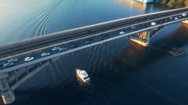 Lüks Motor Yat Teknesi Köprünün Altında Hareket Ediyor.