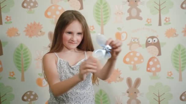 Malý šedý křeček v dětských rukách — Stock video