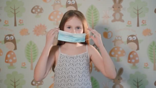 Дівчина одягає медичну маску — стокове відео