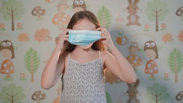 Mädchen setzt eine medizinische Maske auf — Stockvideo