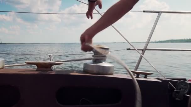 Apertando a corda em torno do guincho — Vídeo de Stock