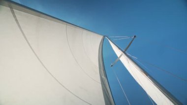 Rüzgarda yelken açan bir yatın yelkenleri