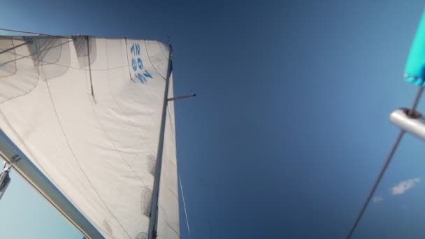 Segel einer Segeljacht im Wind