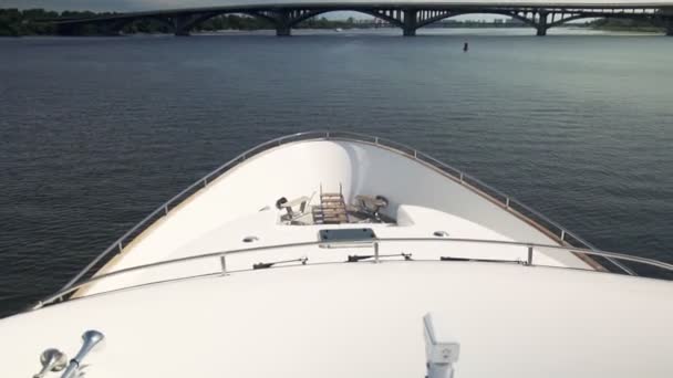 Вид из носовой части спускающейся яхты на берег в летний день . — стоковое видео