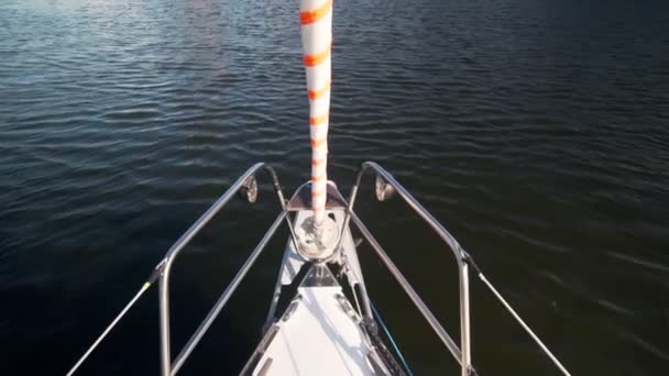 Vista desde la proa de yate de vela en tierra en un día de verano . — Vídeo de stock