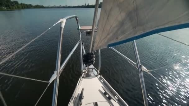 Vue de l'avant du yacht à voile à terre un jour d'été . — Video