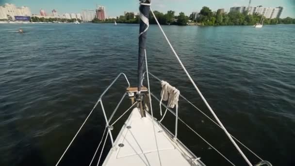 Blick vom Bug der Segeljacht an Land an einem Sommertag. — Stockvideo