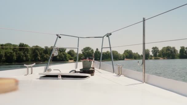 Uitzicht vanaf de boeg van Zeiljacht aan wal op een zomerse dag. — Stockvideo