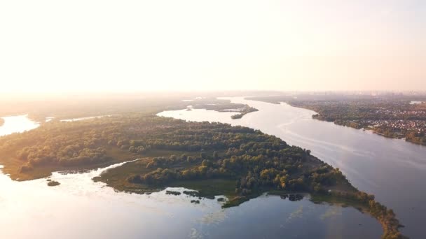 Øya med utsikt over elven fra luften, solnedgang – stockvideo