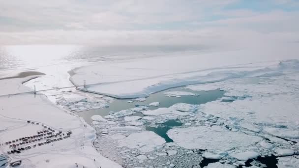 Антарктический пейзаж побережья с помощью дрона. Огромный снежный айсберг плавает в океанских водах в Антарктиде, глобальное изменение климата. Съемка ледника Южного полюса в 4K — стоковое видео