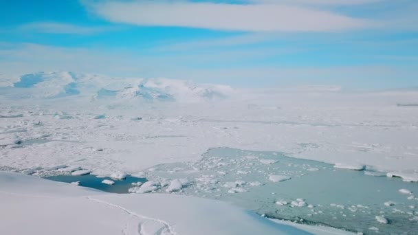 Antartide aerea maestoso paesaggio Drone View. Neve coperto Artico Natura Estrema Montagna Bellezza. Elicottero congelato della terra di inverno del palo meridionale sopra il filmato 4K — Video Stock