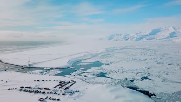 Vue Aérienne D'un Drone De Paysage Majestueux Antarctique. Nature extrême arctique enneigée Beauté des montagnes. Vue sur le parking et le pont. Hélicoptère au sol d'hiver au pôle Sud congelé sur des cadres 4K  