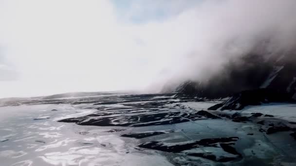 アイスランドの氷河上の火山塵の層の空中ビュー — ストック動画