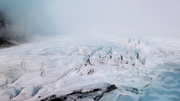 Letecký pohled krásné scenérie krajiny Svinafellsjokull Ledovec v národním parku Vatnajokull na Islandu. — Stock video