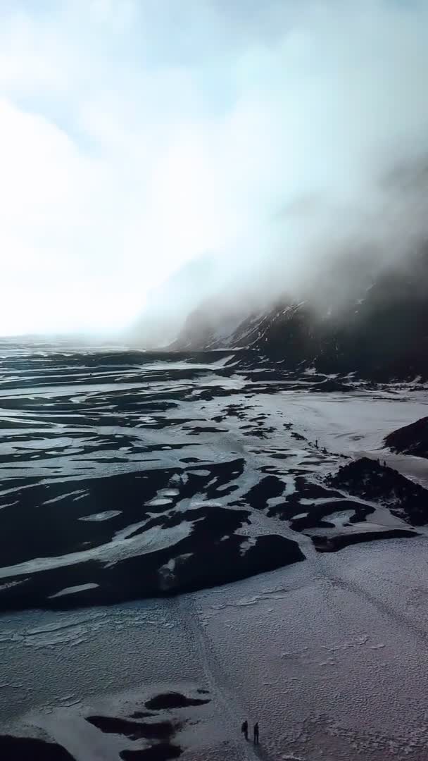 氷河上の火山塵層の垂直ビデオ空中ビュー — ストック動画