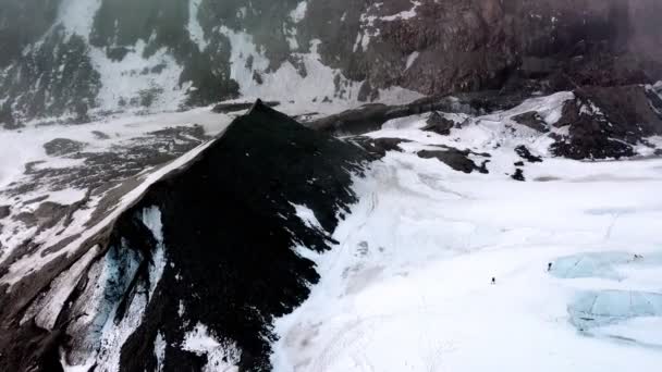 Top uitzicht vanuit de lucht op de IJsvallei in het nationale park van IJsland. Drone vliegt over de witte gletsjer Vatnajokull met vulkanische as. — Stockvideo