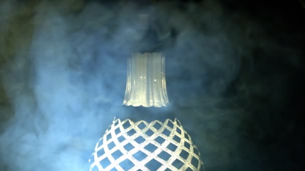 De hookah close-up, de rook verdwijnt uit het frame op een zwarte achtergrond — Stockvideo