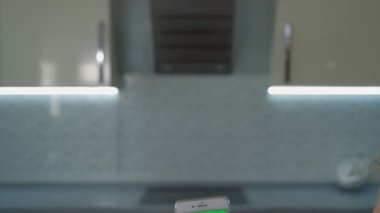Kapatın kadınları, ev kahvaltısında mutfakta dikey yeşil ekranlı akıllı telefonları kullanın. Yemek evi alışverişi yapın. Sağlıklı internet, soyut yemek cep telefonu medyası.