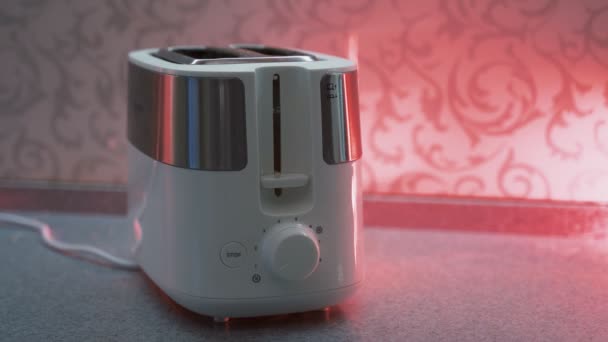 Tost makinası tost makinesini havaya kaldırır ve ortalığı dağıtır. — Stok video