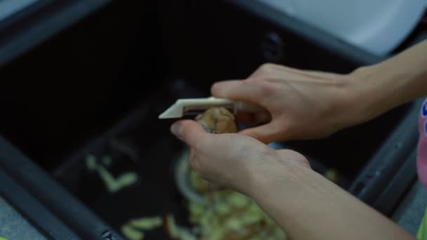 Girl peels potatoes from the peel — Stock Video