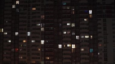 Zaman, insanların evde kaldığı bir evin gece görüşünü sarar. Pencereler açılır ve kapanır. 