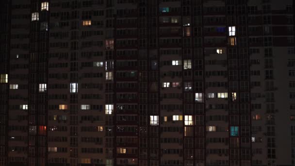 Time Laps una vista nocturna de una casa en la que la gente se queda en casa, las ventanas se encienden y apagan las luces — Vídeos de Stock