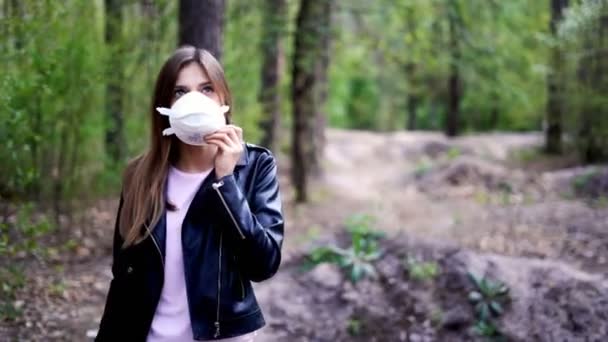 Carino ragazza si toglie la maschera nella foresta — Video Stock