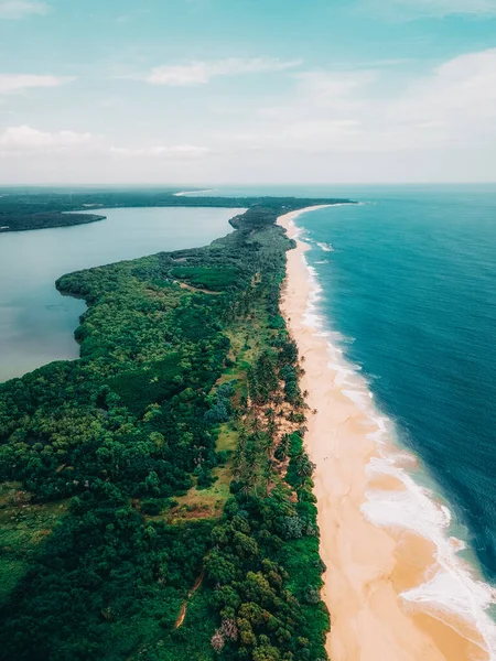 Trópicos salvajes - hermosas playas desiertas en Sri Lanka, vista desde el dron . Imagen De Stock