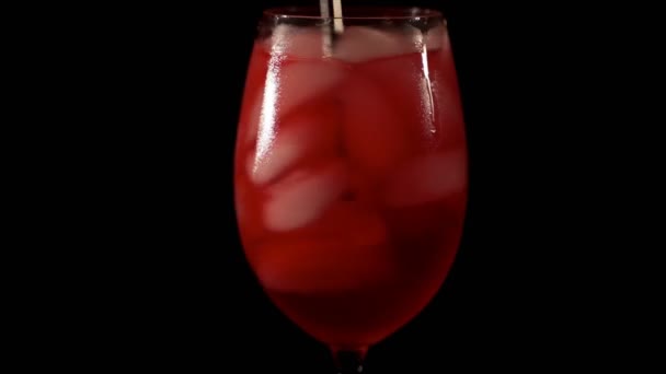 Rör om apelsincocktail med is. Närbild — Stockvideo