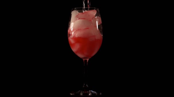 Cocktail rosso con ghiaccio. Primo piano — Video Stock