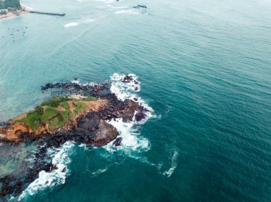 Sri Lanka 'da çarpıcı mavi bir okyanusu olan güzel bir ada. Gökyüzünden çekilmiş.