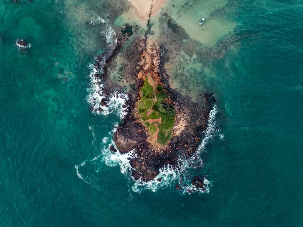 MIRISSA, SRI LANKA. Mirissa 'daki adanın manzarası. Gökyüzünden çekilmiş.