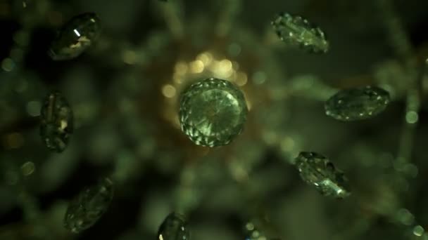 Cristaux de lustres chers scintillent sur un fond vert 