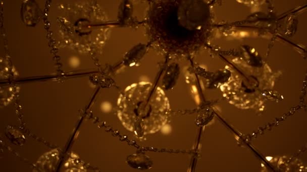 Cristal y diamantes textura araña de pared. Hermosa pista de bajo ángulo de tiro de una lámpara de pared de lujo. De cerca. — Vídeos de Stock
