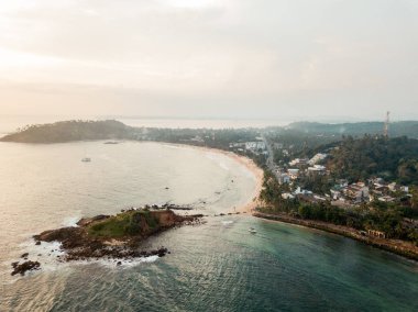 Sri Lanka 'da mavi okyanusu olan bir ada. İHA 'dan ateşlenmiş.