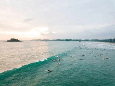WELIGAMA, SRI LANKA tanımlanamayan sörf Hint Okyanusu kıyısındaki Weligama sahilinde büyük bir dalgada.