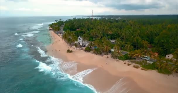 Óceán, tengerpart és sok turista. Drónlövés. — Stock videók