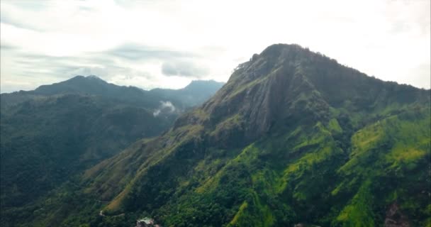 Mini Adams Peak est la randonnée la plus proche et la plus facile d'Ella. Populaire parmi les touristes pour les vues panoramiques somptueuses que vous pourrez admirer au Sri Lanka .