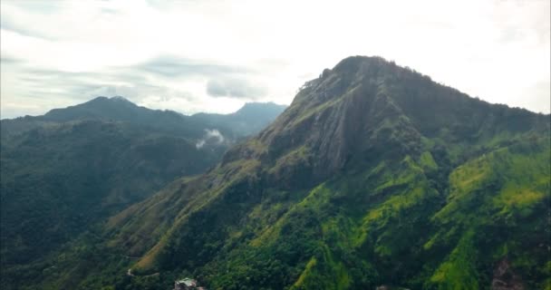 Mini Adams Tepesi Ella 'daki en yakın ve en kolay yürüyüş. Turistler arasında, Sri Lanka 'da tanık olabileceğiniz gösterişli ve panoramik görüşleriyle popülerdir.. — Stok video