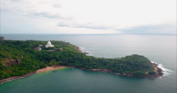Em um nascer do sol nublado na colina de coco na província ocidental de Mirissa, praia tropical no Sri Lanka . — Vídeo de Stock