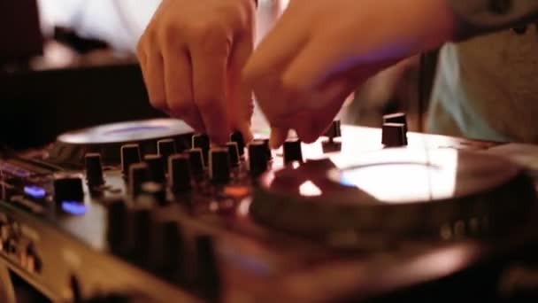 DJ het uitvoeren van muziek set met licht display — Stockvideo