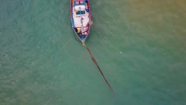 Een oude Indiaanse vissersboot. Het schip vaart op zee op zoek naar vis. — Stockvideo