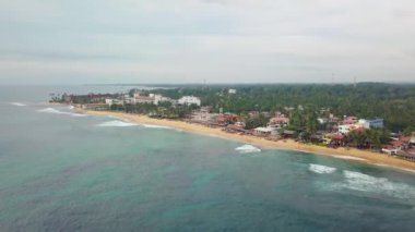 Turkuaz berrak deniz suyuyla bembeyaz kumsal manzarası. Sri Lanka plaj manzarası, Mirissa 