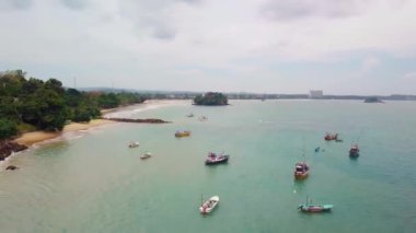 Sri Lanka sahilinde eski bir balıkçı teknesi. Gemi balık aramak için denizde yelken açar..